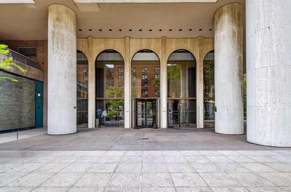 60 E 8th Street #18G New York (Manhattan), NY 10003