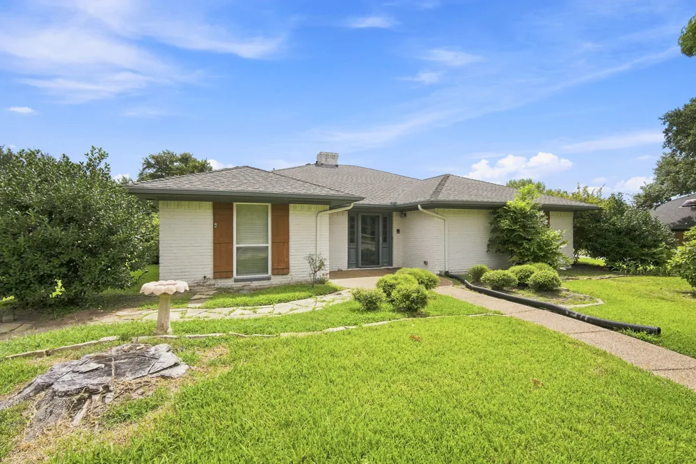 2005 Yorkstown Drive Ennis, TX 75119