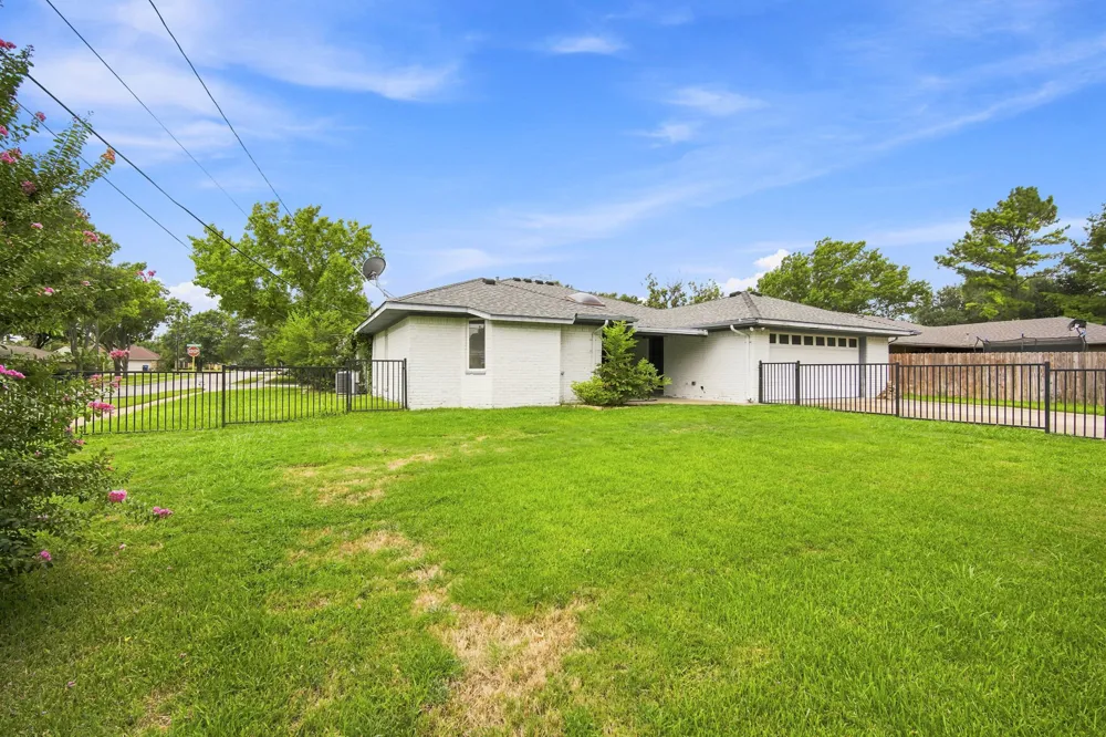 2005 Yorkstown Drive Ennis, TX 75119