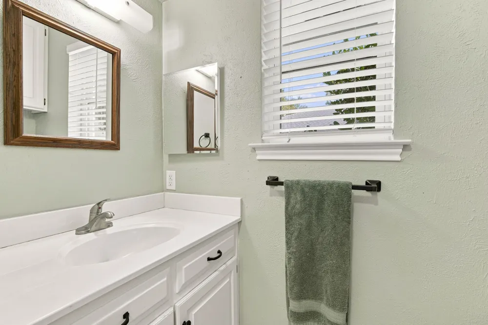 2005 Yorkstown Drive Ennis, TX 75119