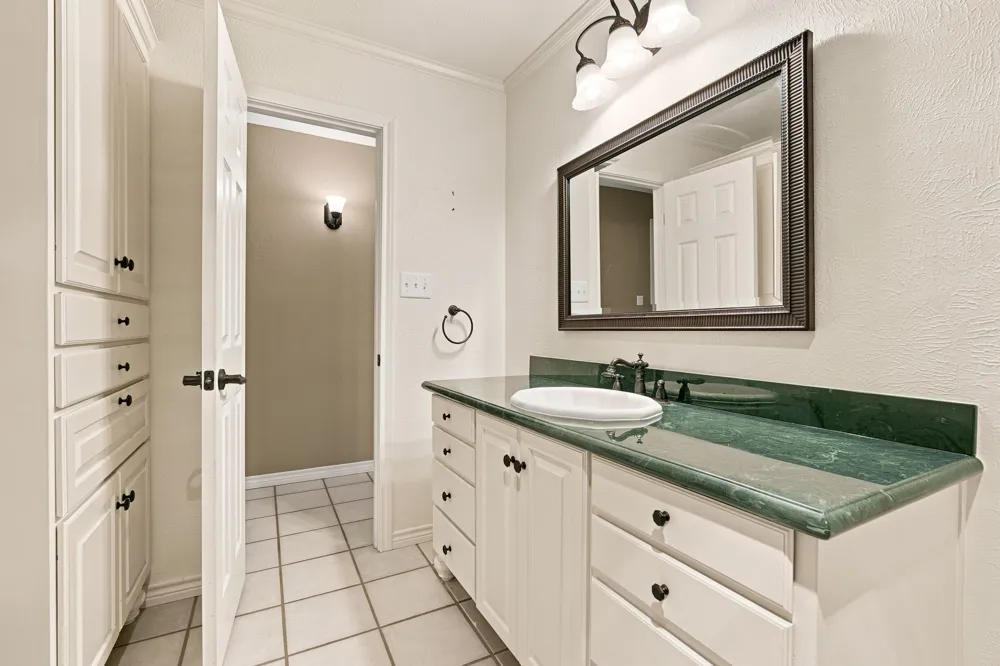 2005 Yorkstown Drive Ennis, TX 75119