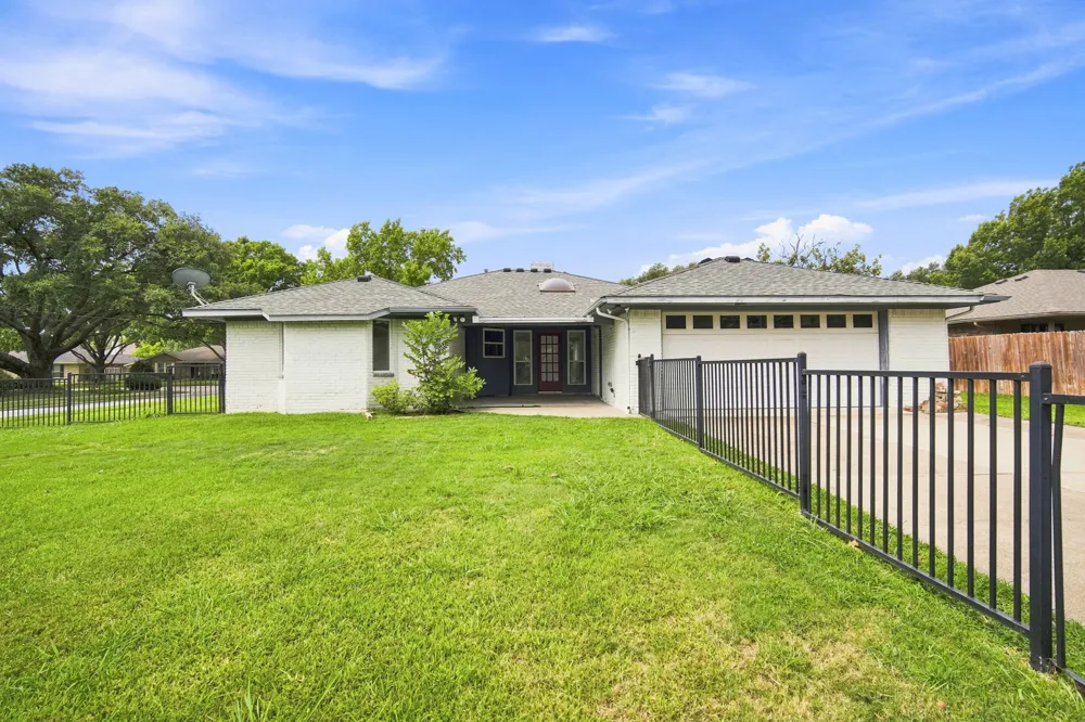 2005 Yorkstown Drive Ennis, TX 75119