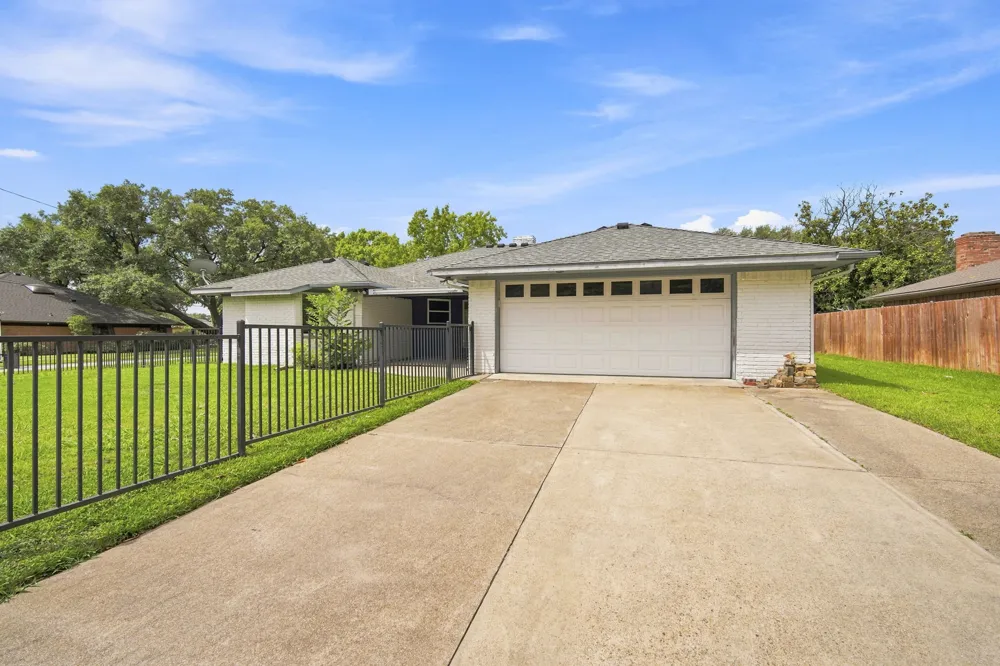 2005 Yorkstown Drive Ennis, TX 75119