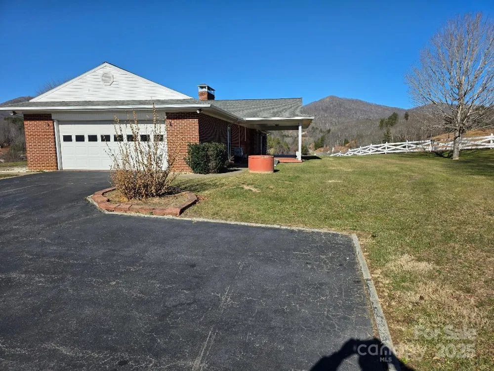 1375 E US Highway 19E Highway Burnsville, NC 28714