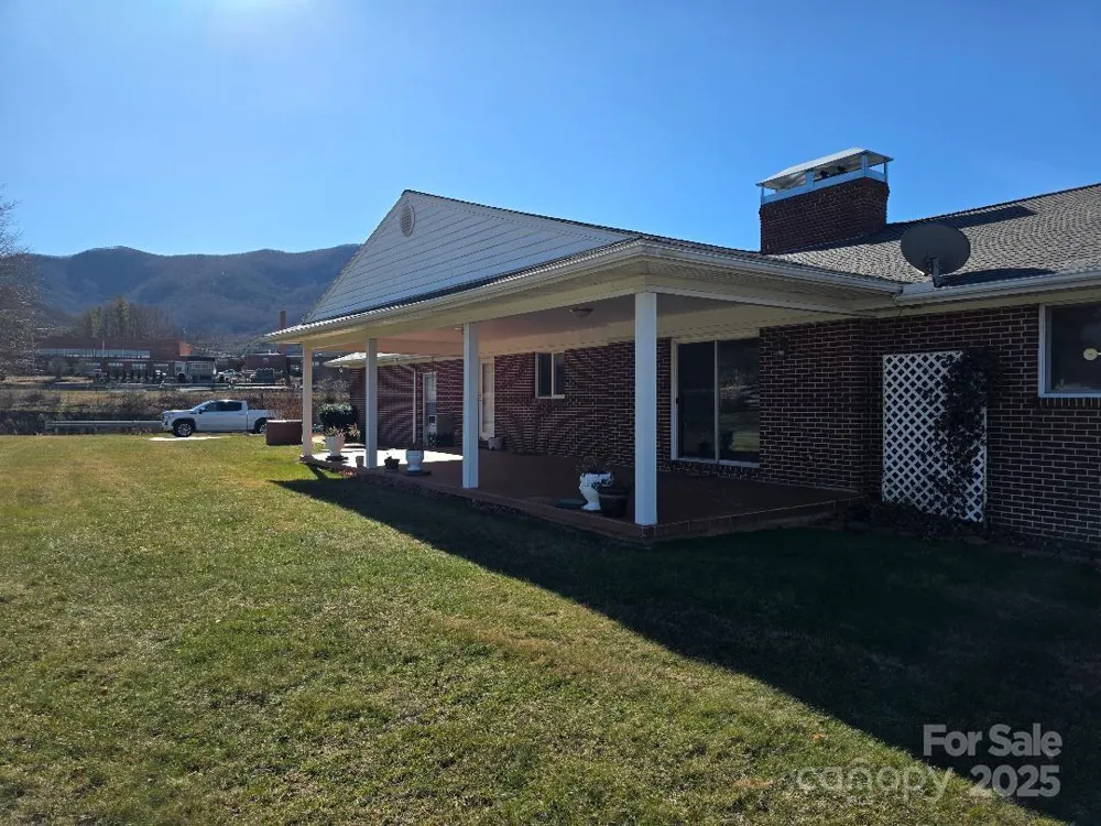 1375 E US Highway 19E Highway Burnsville, NC 28714