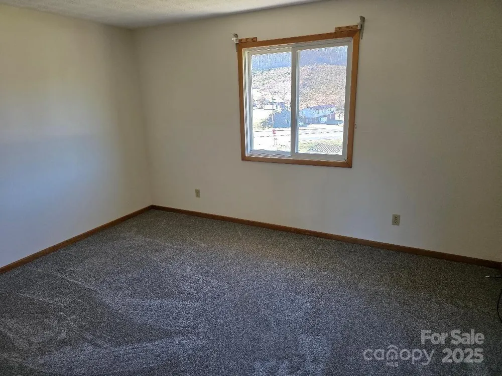 1375 E US Highway 19E Highway Burnsville, NC 28714