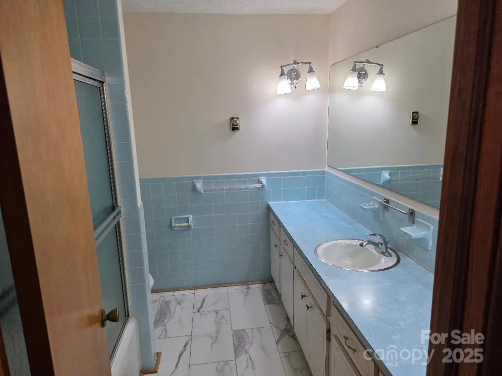 1375 E US Highway 19E Highway Burnsville, NC 28714