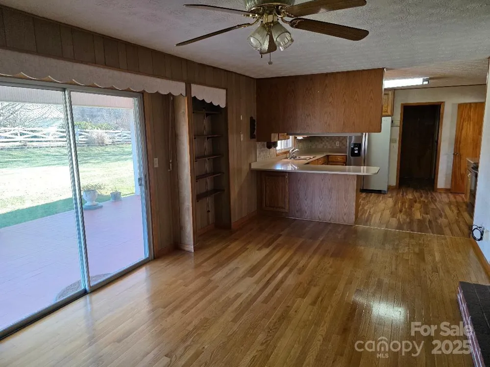 1375 E US Highway 19E Highway Burnsville, NC 28714