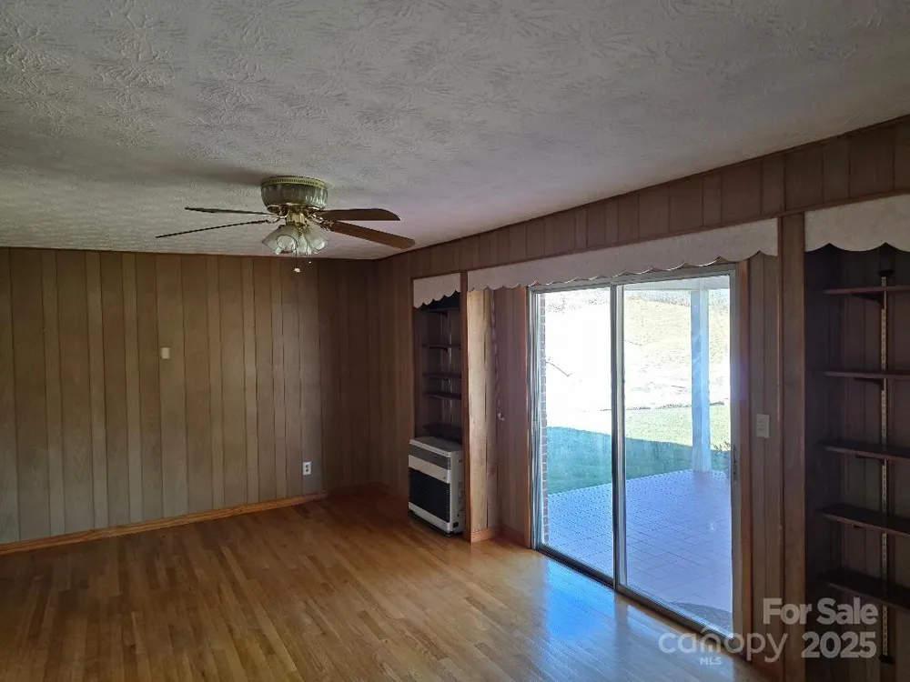 1375 E US Highway 19E Highway Burnsville, NC 28714