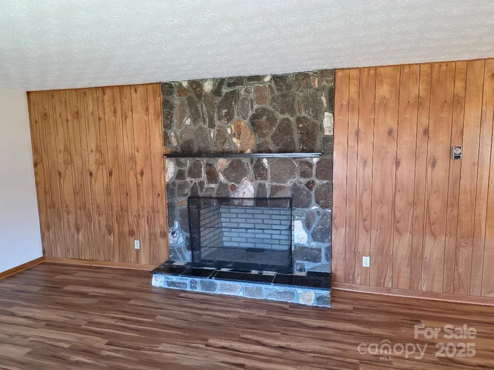 1375 E US Highway 19E Highway Burnsville, NC 28714