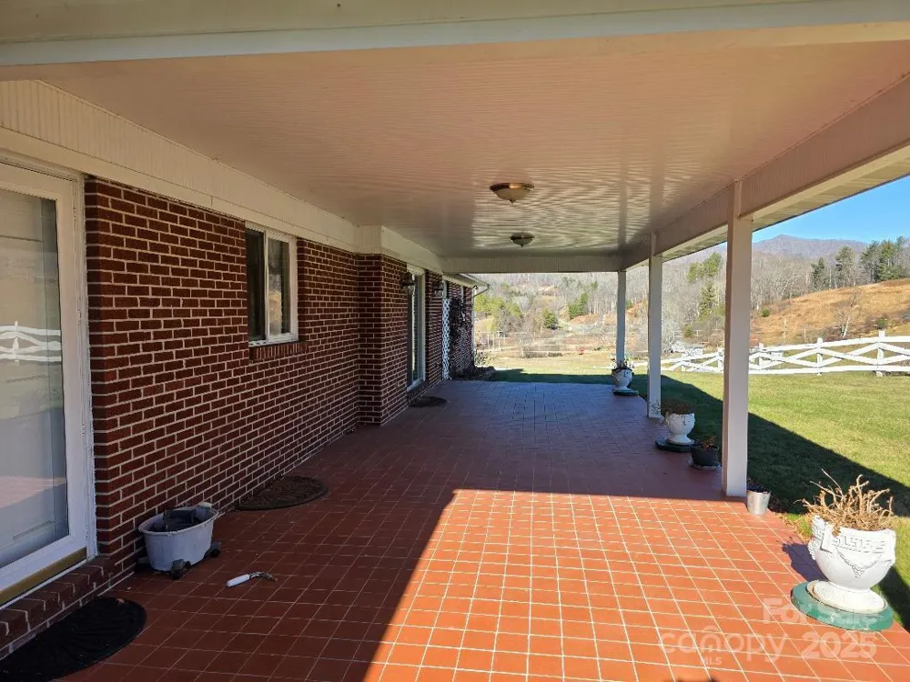1375 E US Highway 19E Highway Burnsville, NC 28714