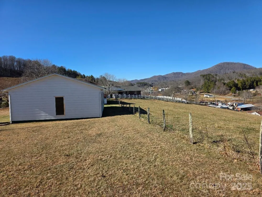 1375 E US Highway 19E Highway Burnsville, NC 28714