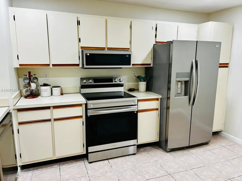 6524 NW 188th Ln Hialeah, FL 33015