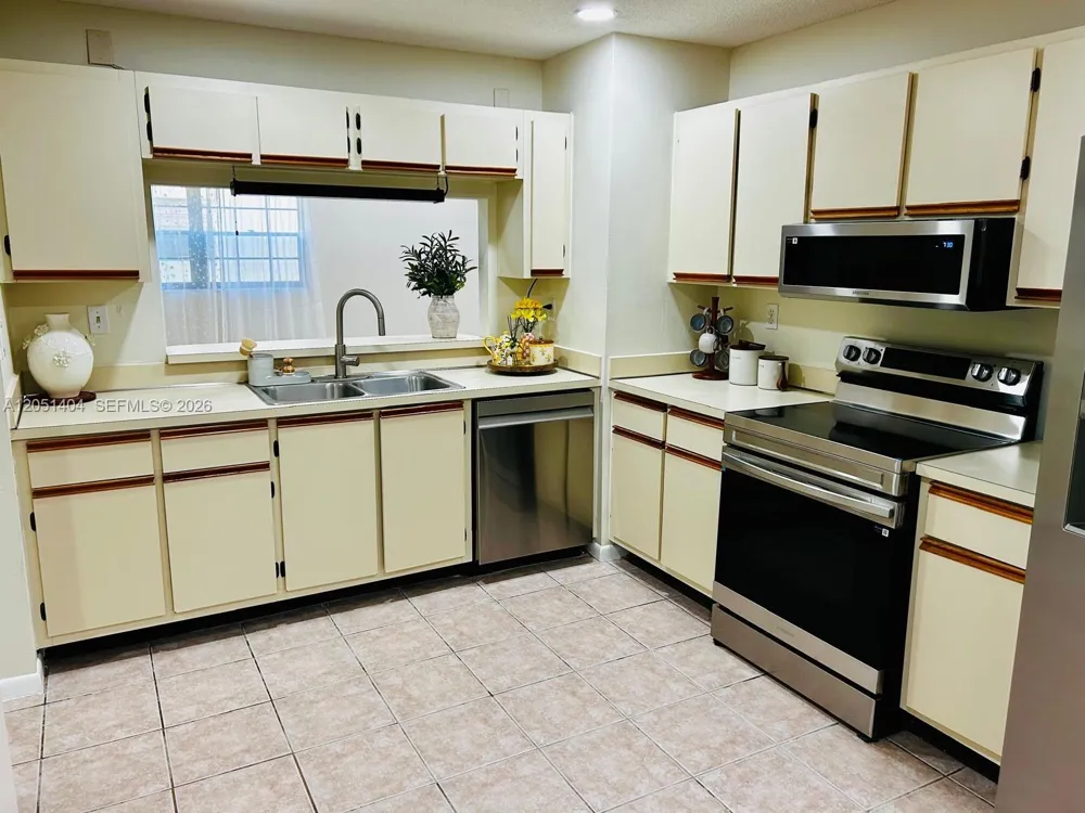 6524 NW 188th Ln Hialeah, FL 33015