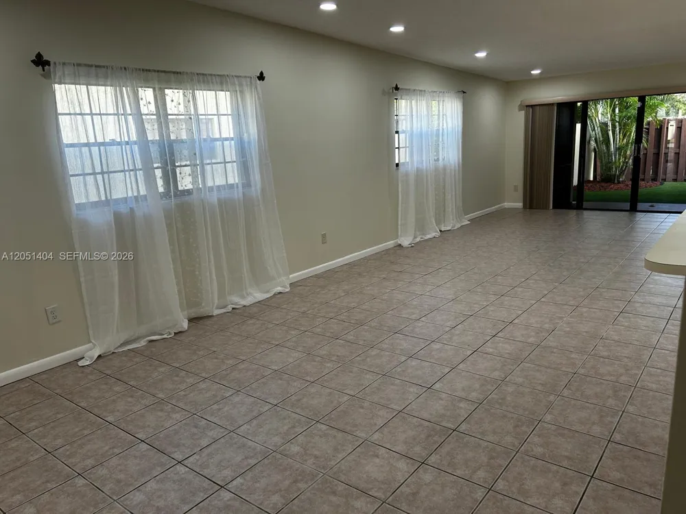 6524 NW 188th Ln Hialeah, FL 33015