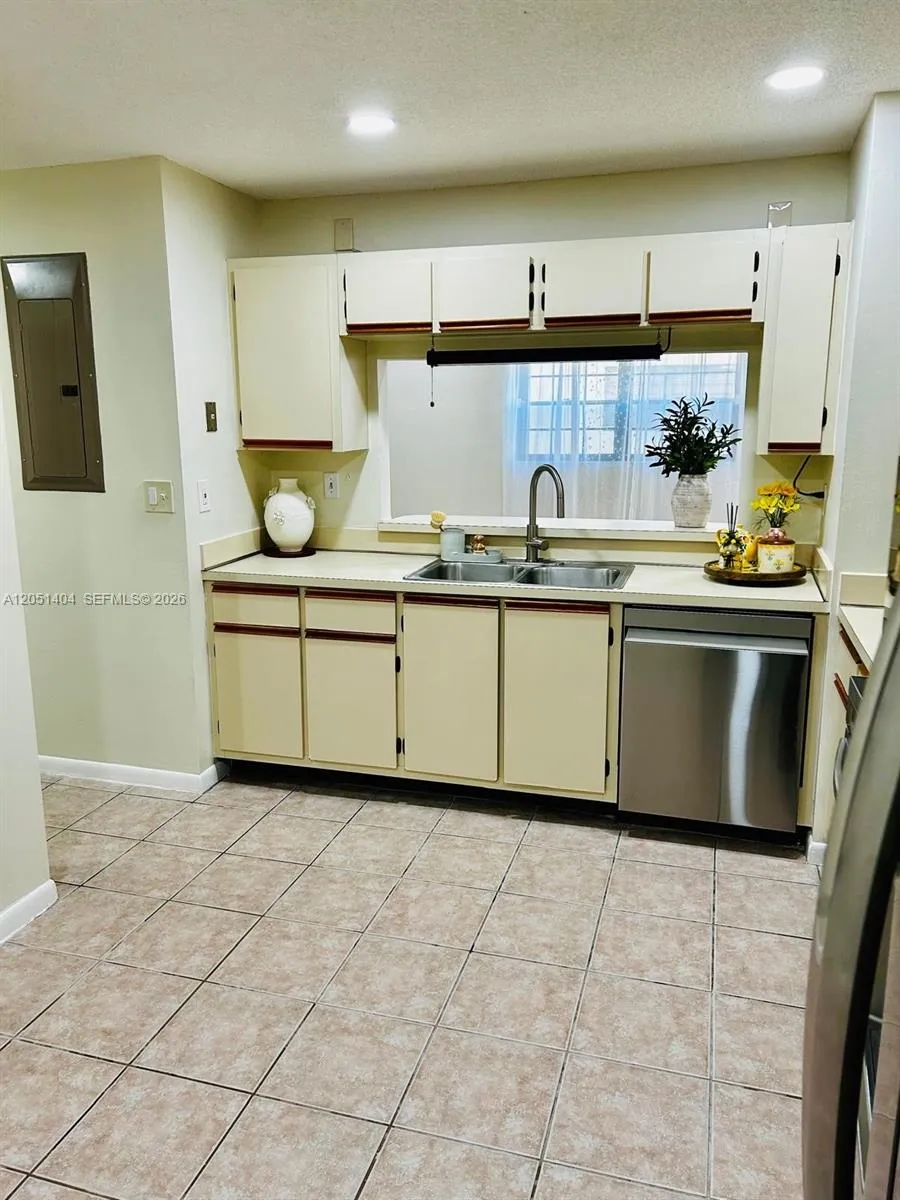 6524 NW 188th Ln Hialeah, FL 33015