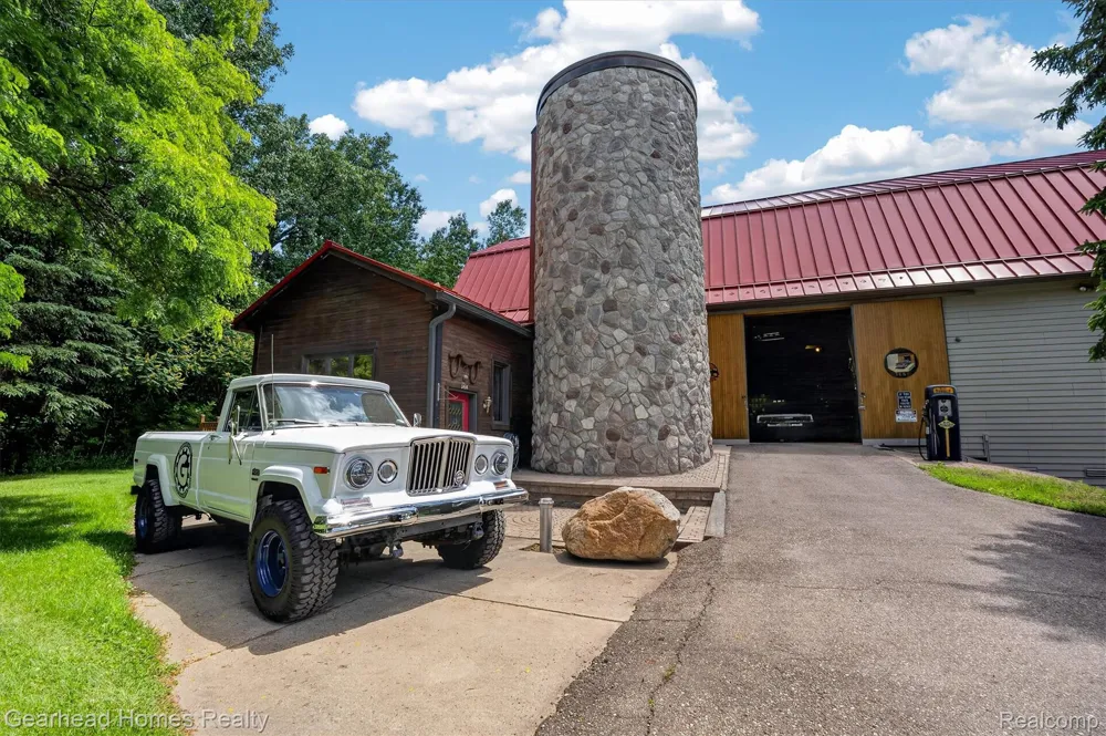 3486 W Drahner Road Oxford Charter Township, MI 48371