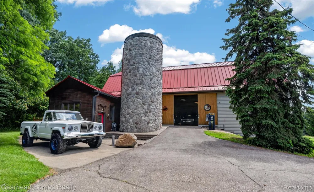 3486 W Drahner Road Oxford Charter Township, MI 48371