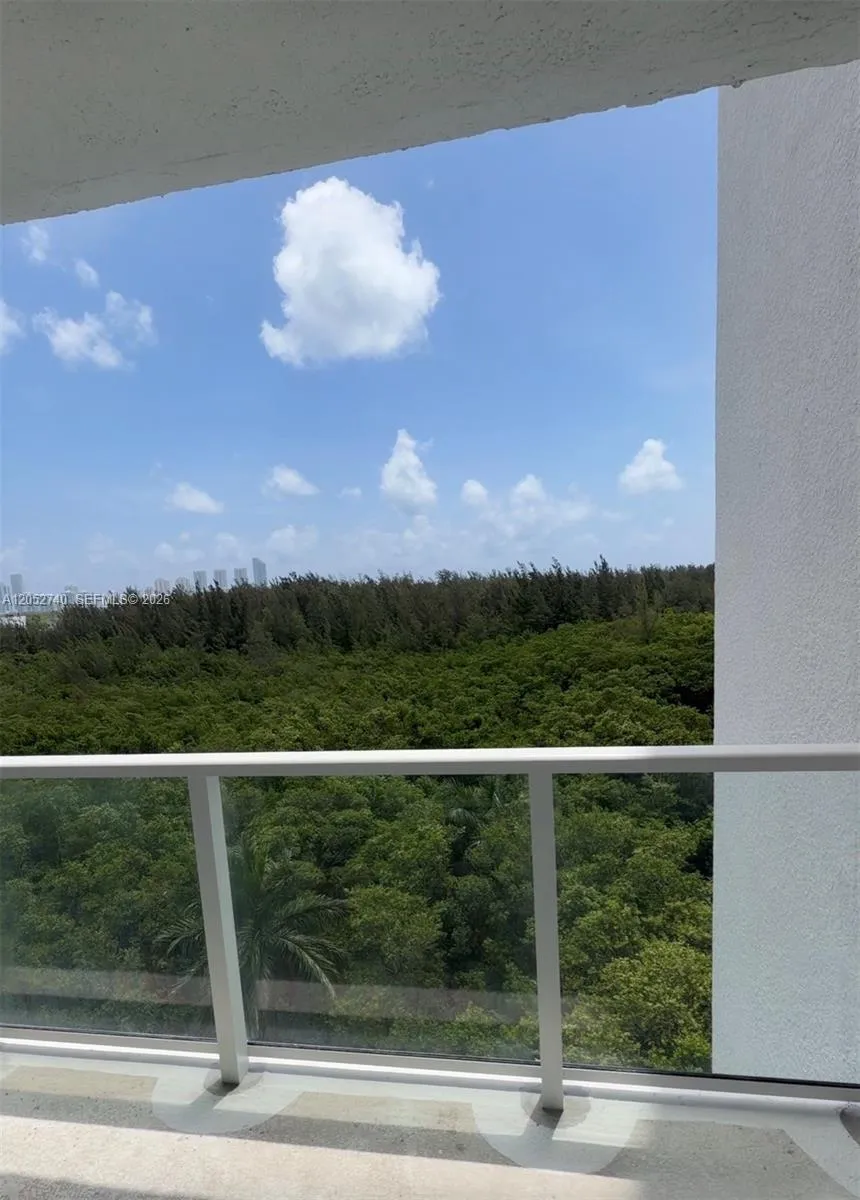 14951 Royal Oaks Ln #808 North Miami, FL 33181