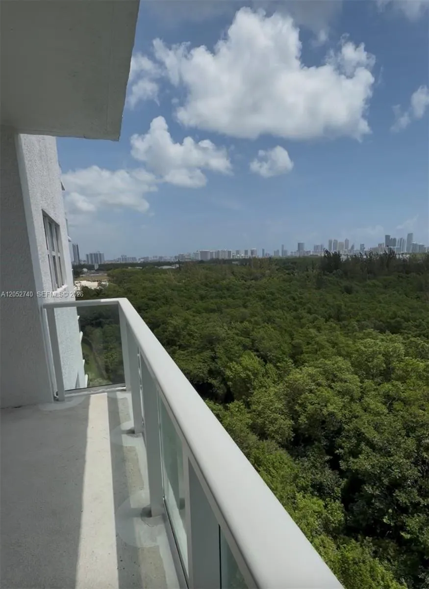 14951 Royal Oaks Ln #808 North Miami, FL 33181