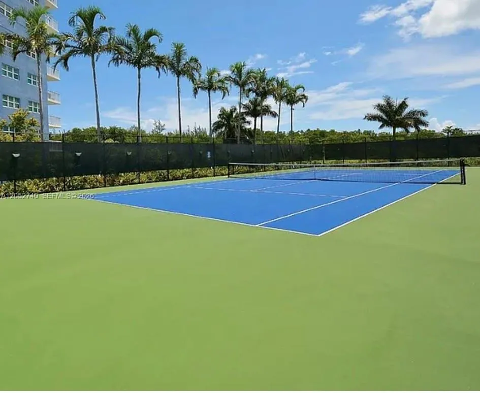14951 Royal Oaks Ln #808 North Miami, FL 33181