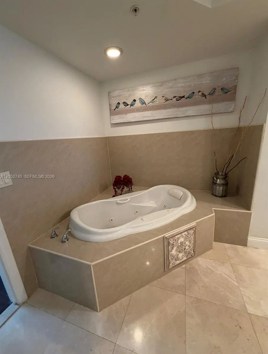 14951 Royal Oaks Ln #808 North Miami, FL 33181
