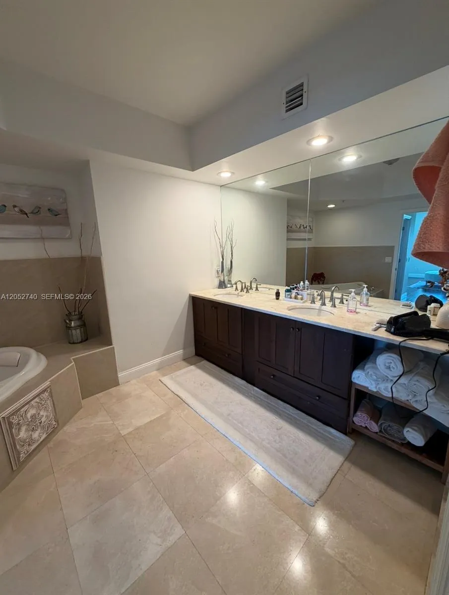 14951 Royal Oaks Ln #808 North Miami, FL 33181