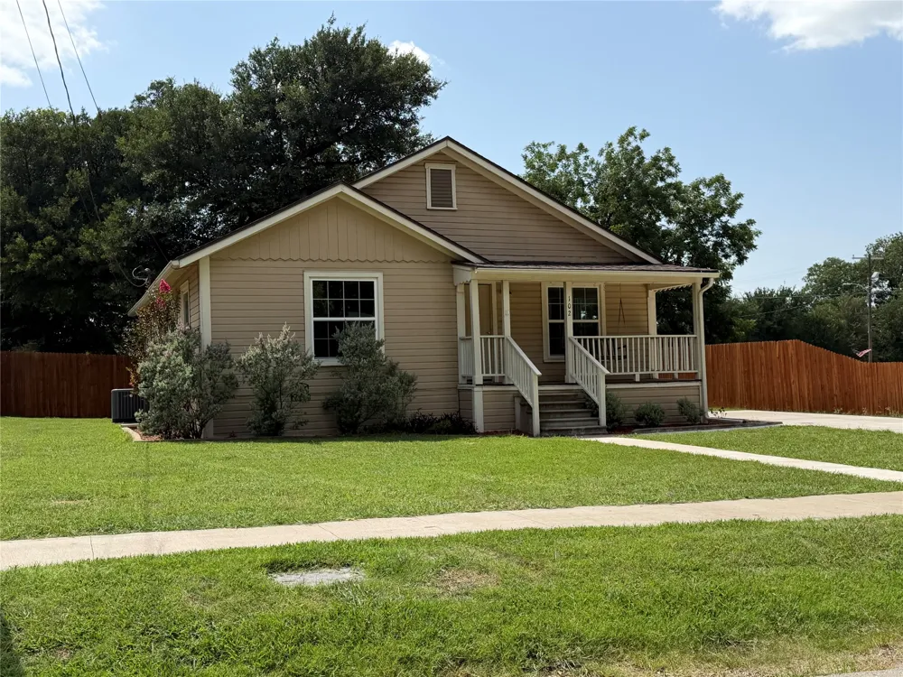 102 S 4th Street Grandview, TX 76050