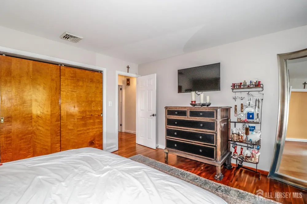 496 Outlook Avenue Colonia, NJ 07067