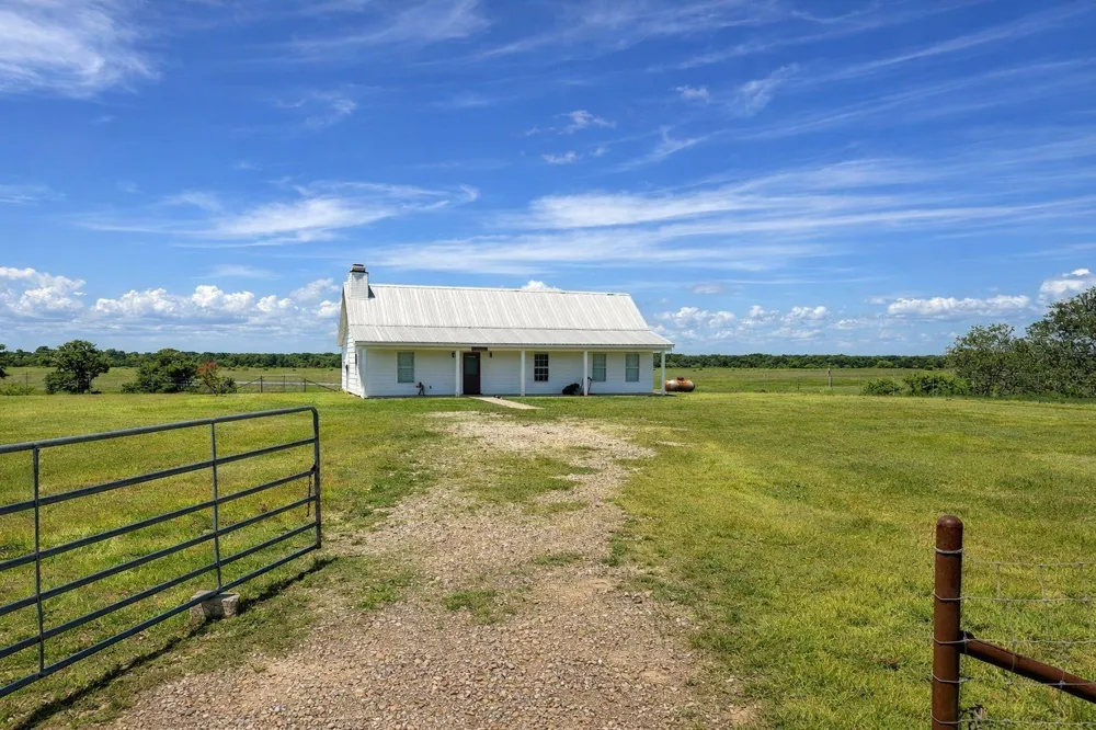 290 Henry Garza Ln Street Tivoli, TX 77990