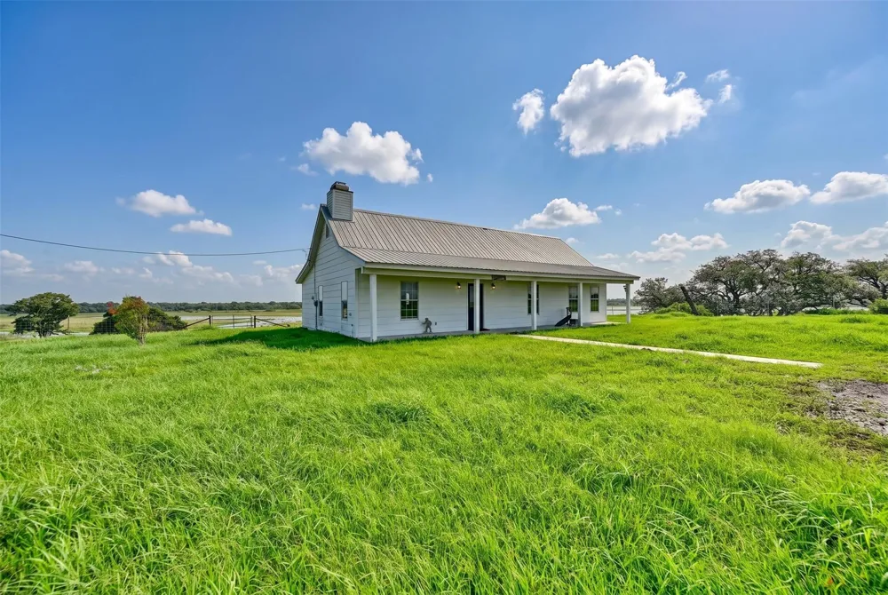290 Henry Garza Ln Street Tivoli, TX 77990
