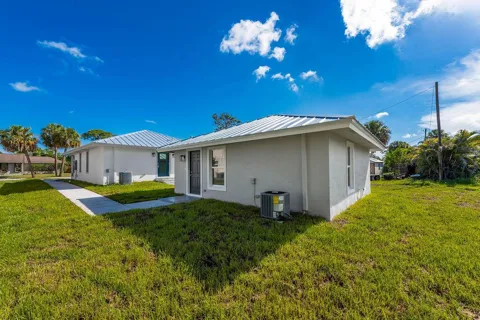 3018 SE Iris Street #2
