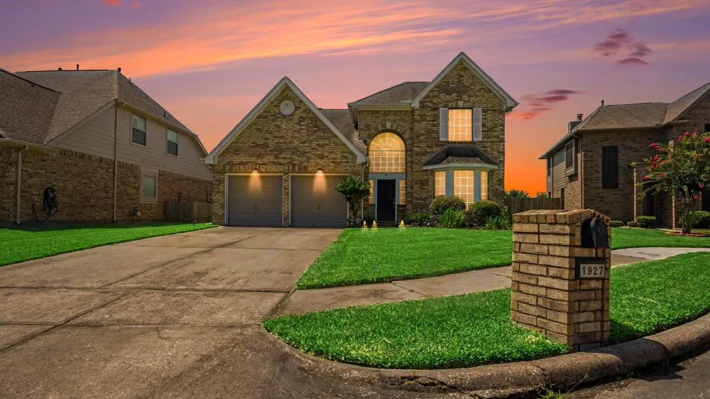 1927 Pinewood Court Baytown, TX 77521