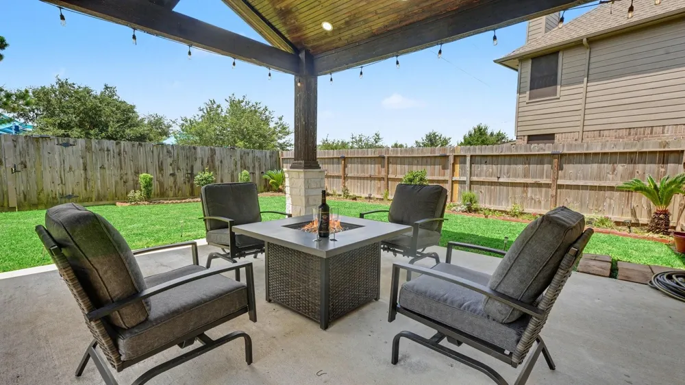 1927 Pinewood Court Baytown, TX 77521