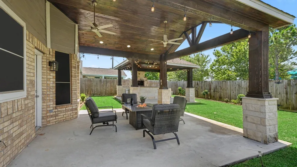 1927 Pinewood Court Baytown, TX 77521