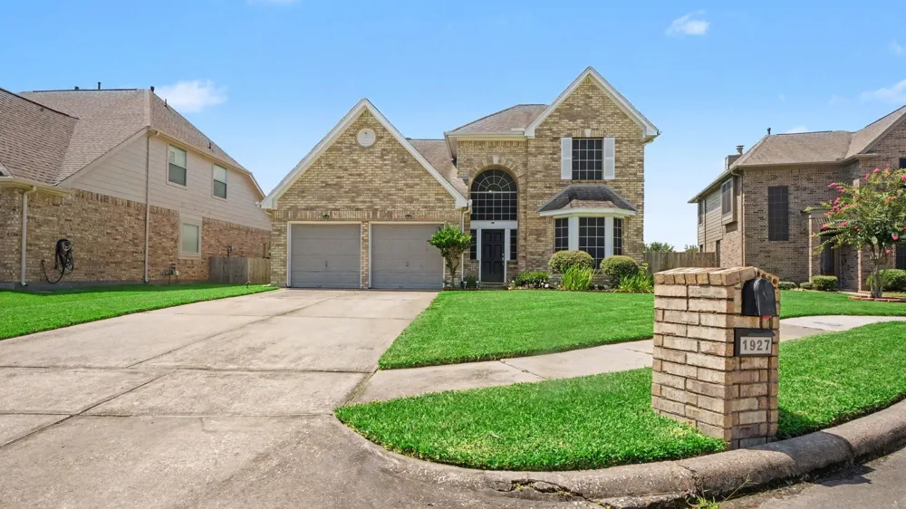 1927 Pinewood Court Baytown, TX 77521
