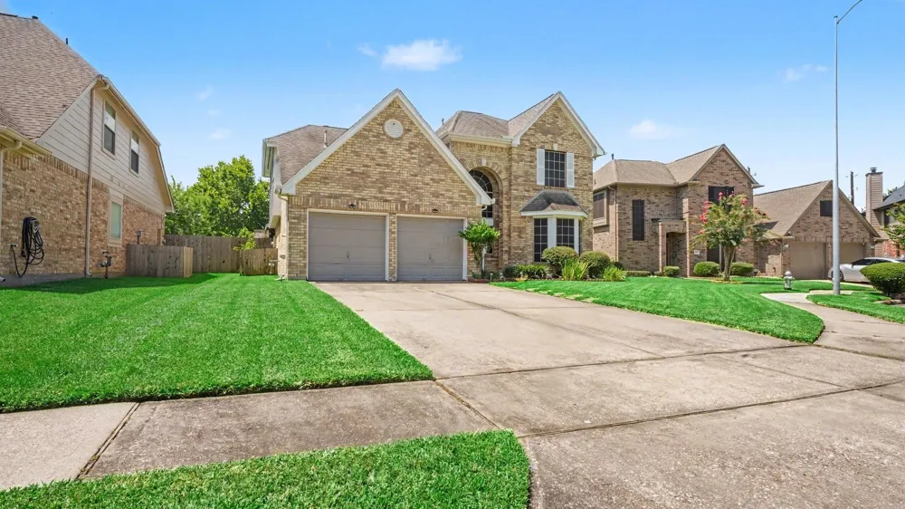 1927 Pinewood Court Baytown, TX 77521