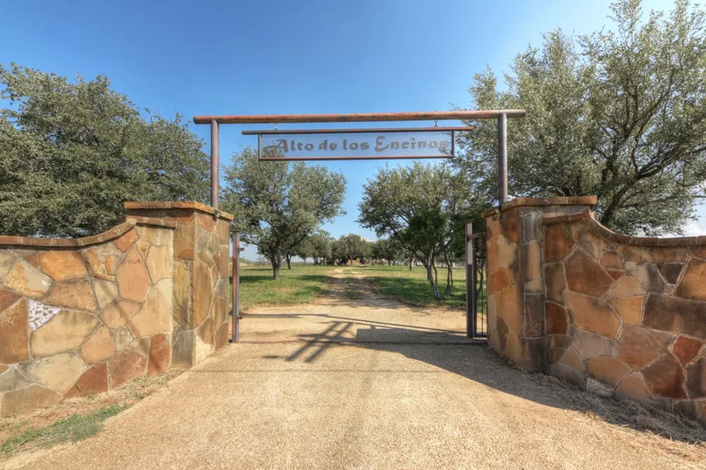6887 Von Ormy Road San Antonio, TX 78073