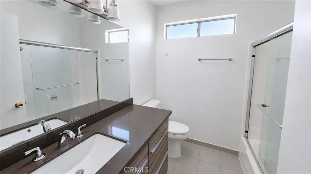 5255 Bellingham Valley Village, CA 91607