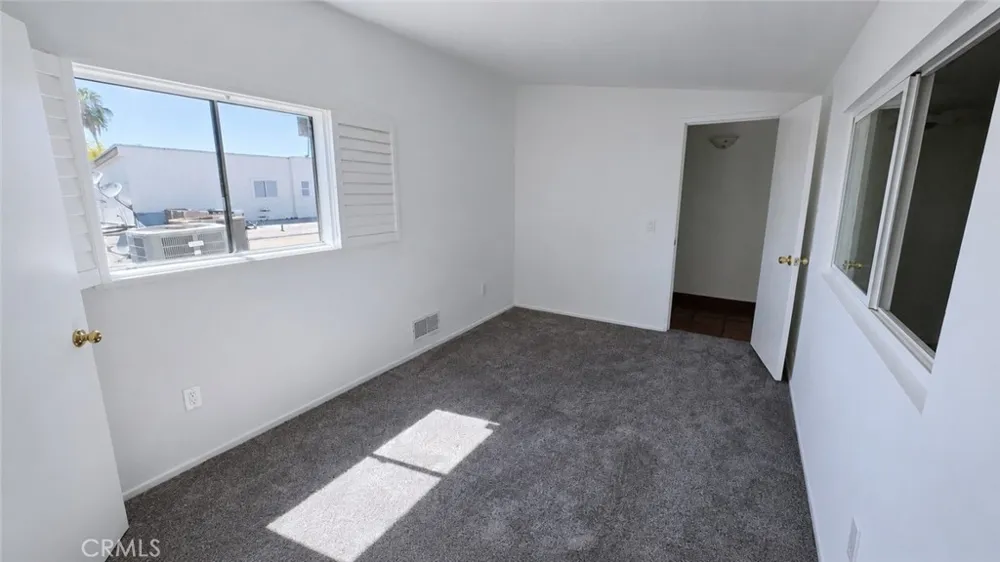 5255 Bellingham Valley Village, CA 91607