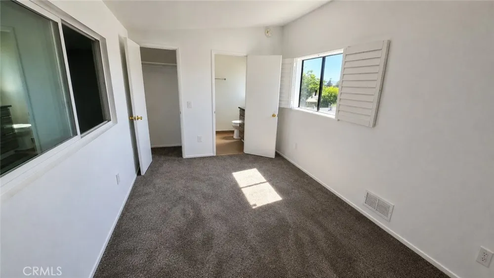 5255 Bellingham Valley Village, CA 91607