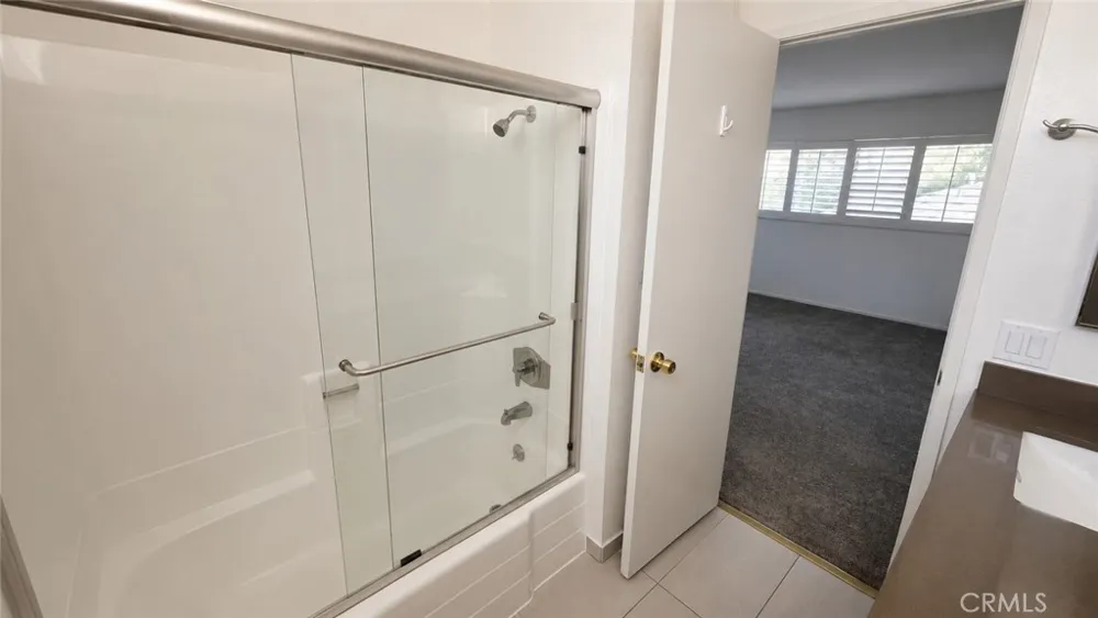 5255 Bellingham Valley Village, CA 91607