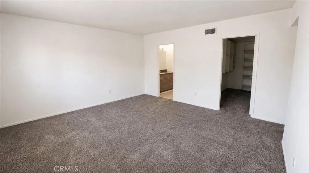 5255 Bellingham Valley Village, CA 91607