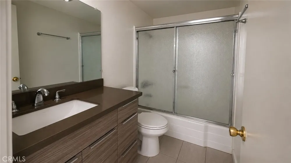 5255 Bellingham Valley Village, CA 91607