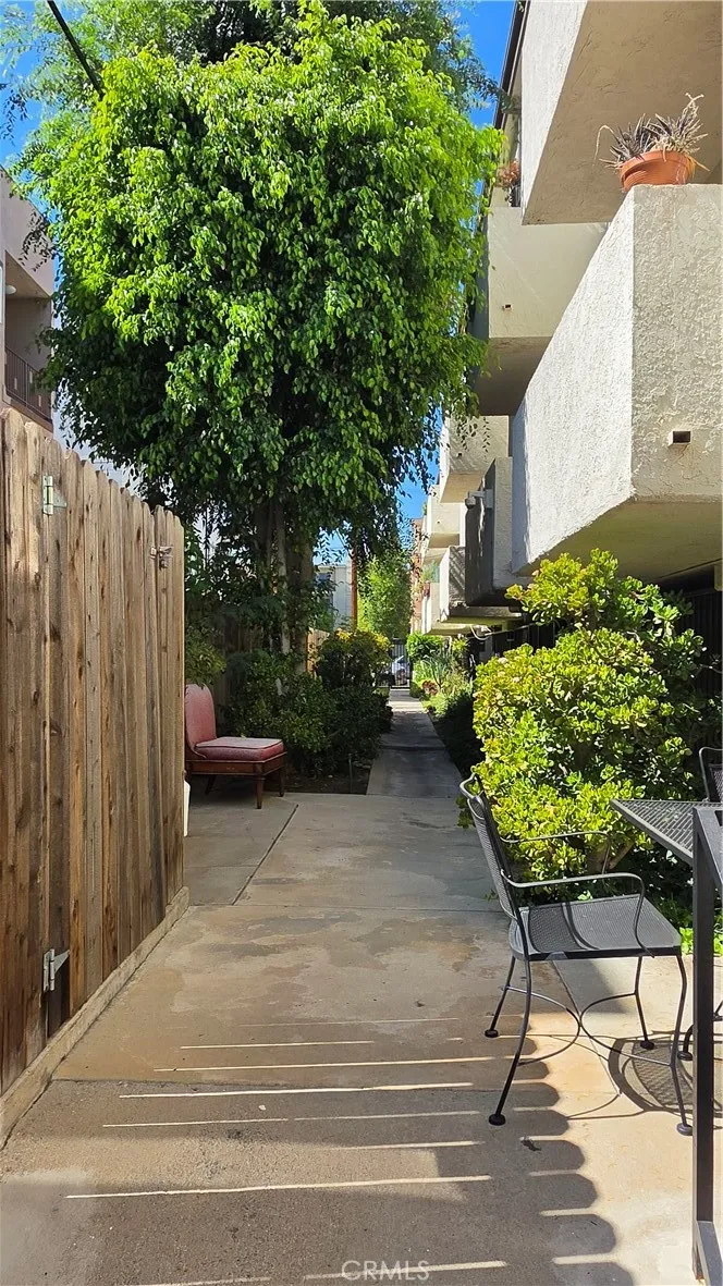 5255 Bellingham Valley Village, CA 91607