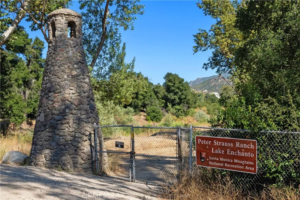 2224 Careful Avenue Agoura Hills, CA 91301