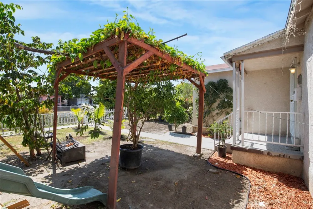 2011 Grape Compton, CA 90222