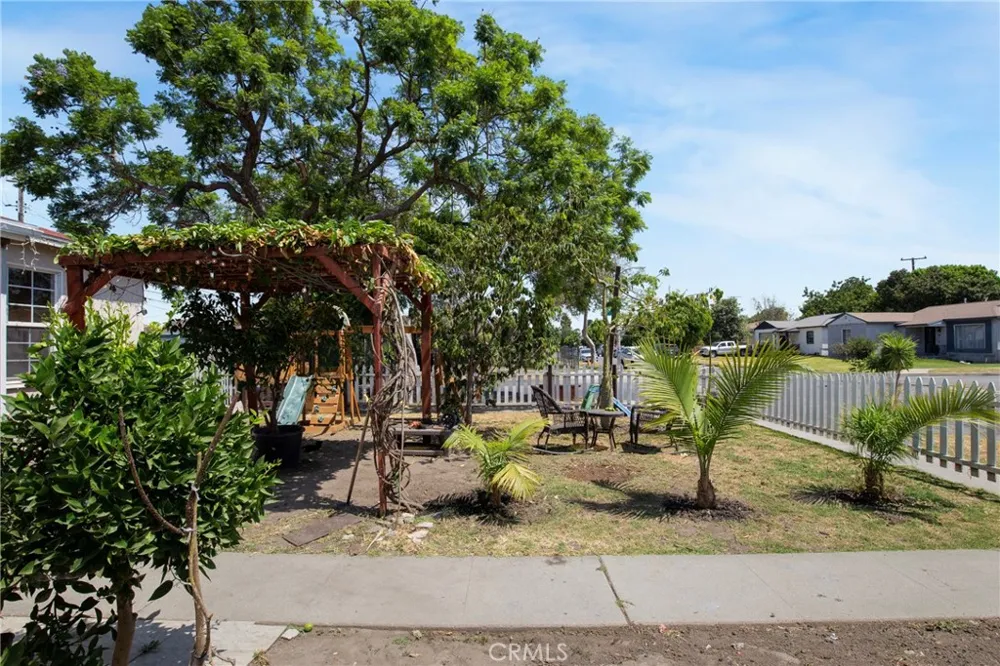 2011 Grape Compton, CA 90222