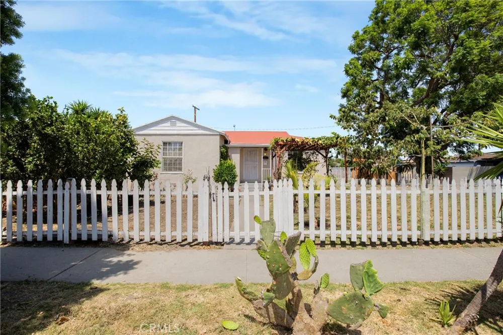 2011 Grape Compton, CA 90222