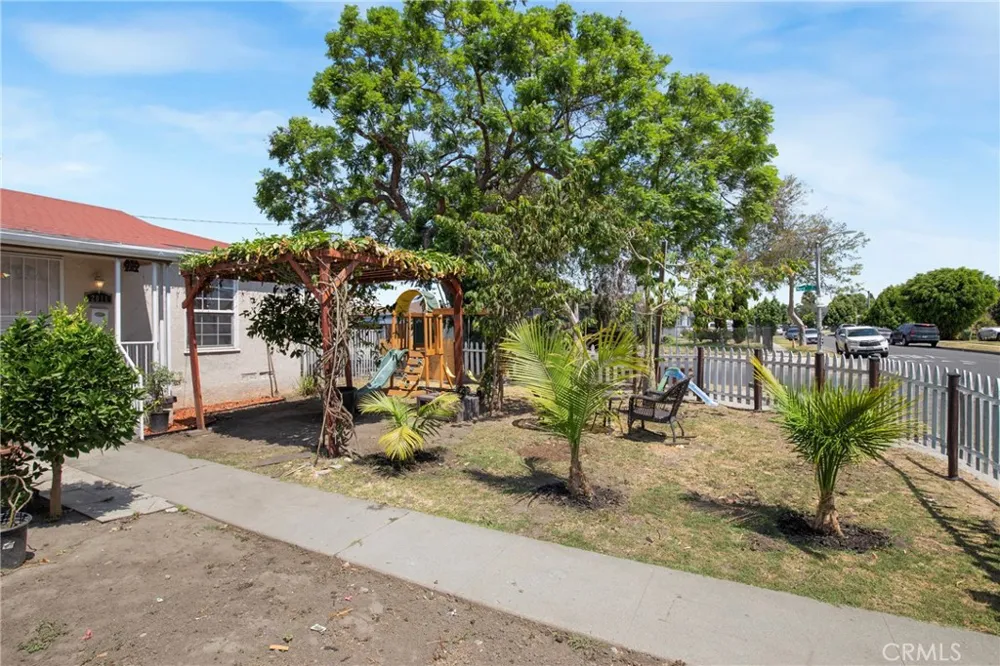 2011 Grape Compton, CA 90222